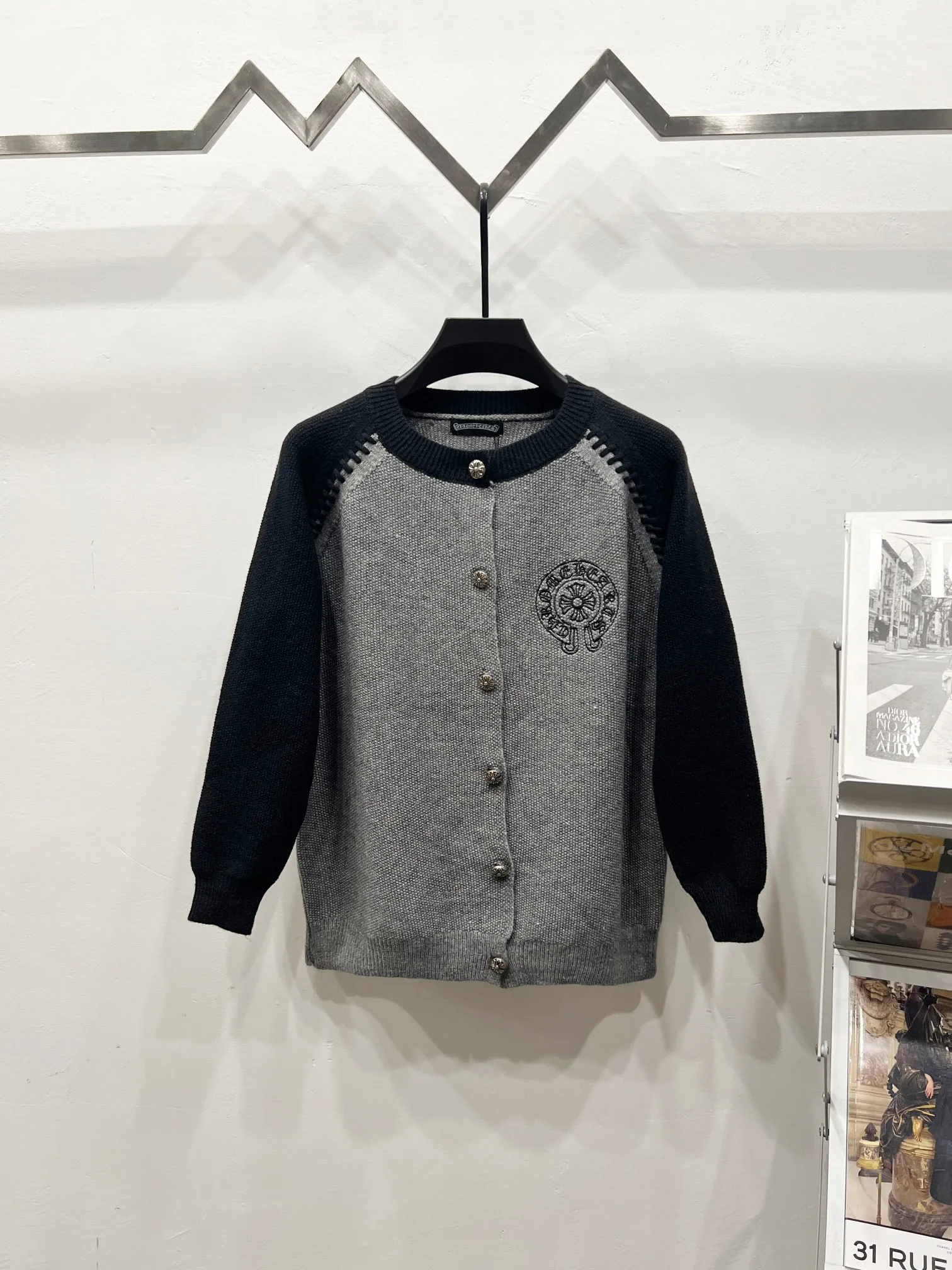 P290 Style No.: (Q078) ChromeHearts popular Chrome Hearts CH Sanskrit horseshoe cross embroidery button cardigan jacket raglan sleeve sweater, contrasting color splicing raglan round neck knitted sweater, unique knitting texture, soft and skin-friendly, classic pattern embroidery on the front and back. Retro chic. The contrasting color raglan sleeve design and the thick stitching craftsmanship at the joints make it look great when worn alone or layered! The fit is loose and slimming! Fashionable patchwork colored sweater, colorfully intertwined, with clear layers, warm and slimming. Whether worn alone or layered, you can easily control various styles and show your personal charm. The raglan sleeves are shoulder-width in contrasting colors and have ultra-detailed embroidery on the front and back, giving it a casual street feel. It looks great when worn alone! The sleeves are designed with contrasting colors and seams, and the round neck style reveals the neck and flatters the face shape! Wool blend knitted fabric, soft, comfortable and warm to the touch. Contrasting color design➕Loose fit, not flattering on your body shape and slimming, not to mention how easy it is to wear! Basic, versatile and fashionable classic! Black and white are versatile! Black and gray high-end! Couples get involved!  Color: black and white/black gray Size: S~M~L